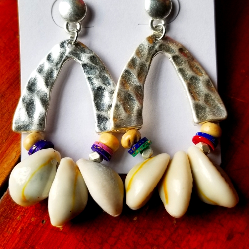 Gifted!! Silvertone Cowrie Shell Earrings